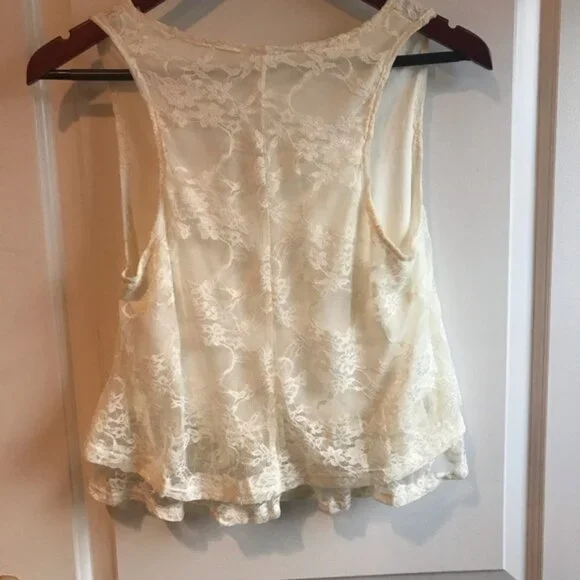 Woman’s NBW lace shirt short no tag, small or XS - Picture 3 of 3